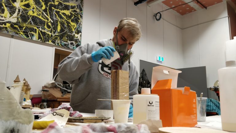 Pouring into the sealed mold to fill the remaining cavity